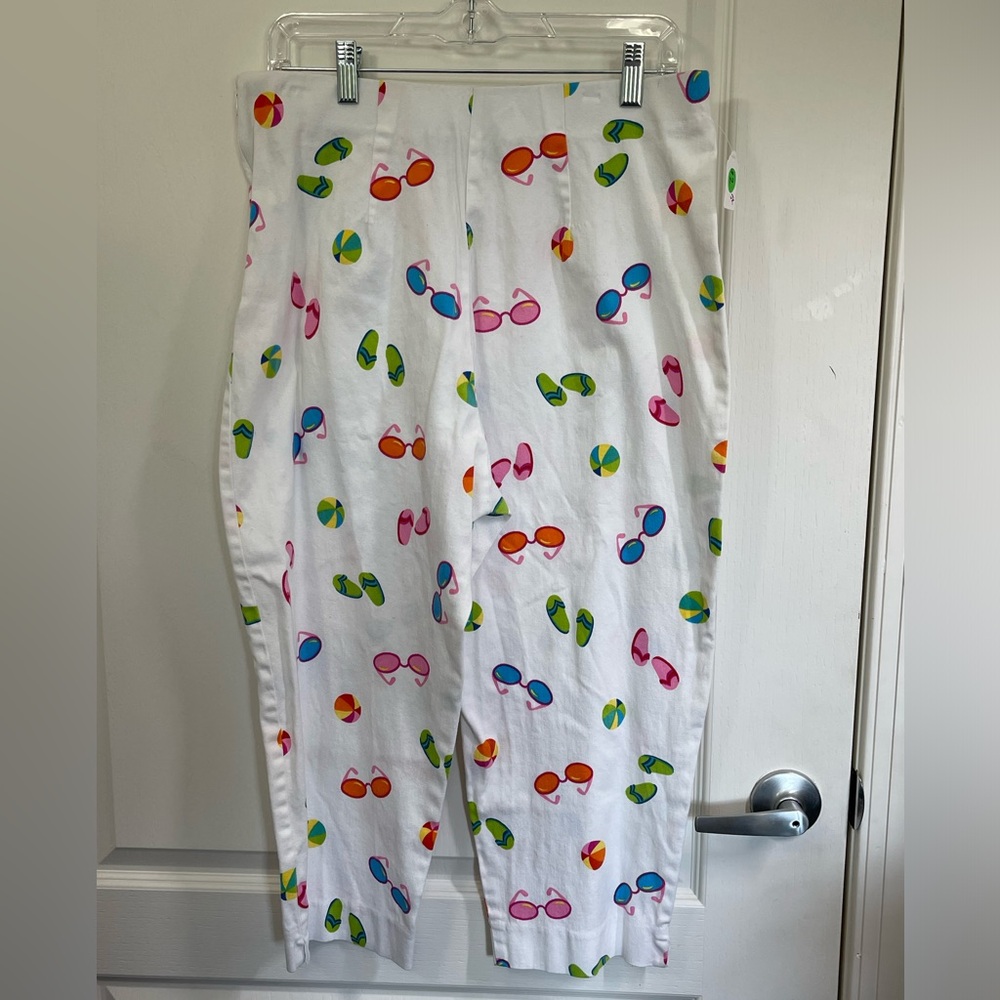 Briggs vtg sunglasses and flip flop white capris. Fits sz14 . No stains, odors.